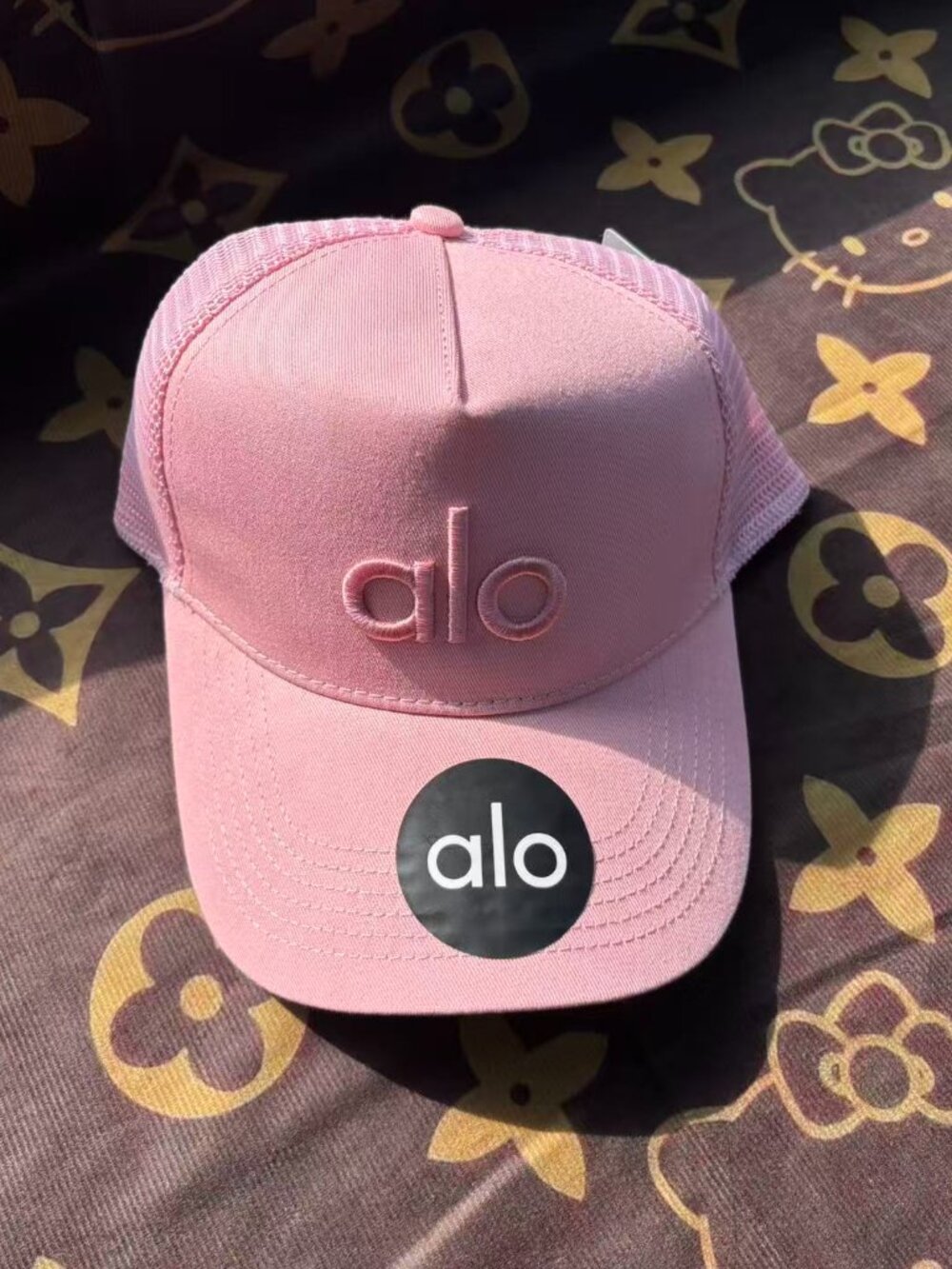 🧢 Alo Pink Trucker Hat  A versatile everyday style